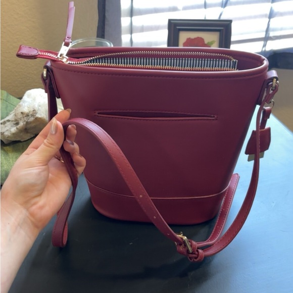 Crown & Ivy Bucket Crossbody Purse - Picture 2 of 5